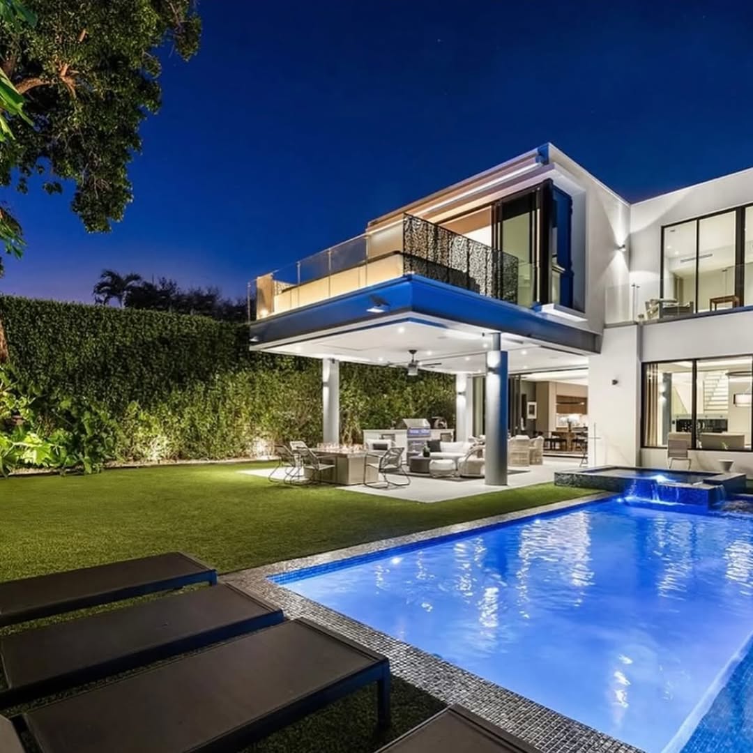 Villa Grove - Pool Night